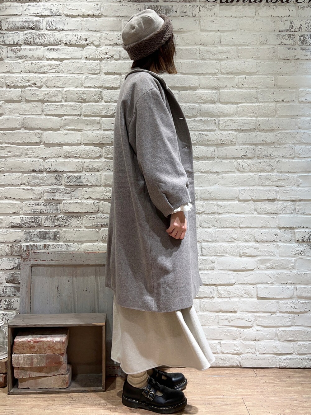 グレー系のその他アウター、ブラック系のベスト、ホワイト系のシャツ/ブラウスを着用したレディースの冬コーディネートの4枚目の写真