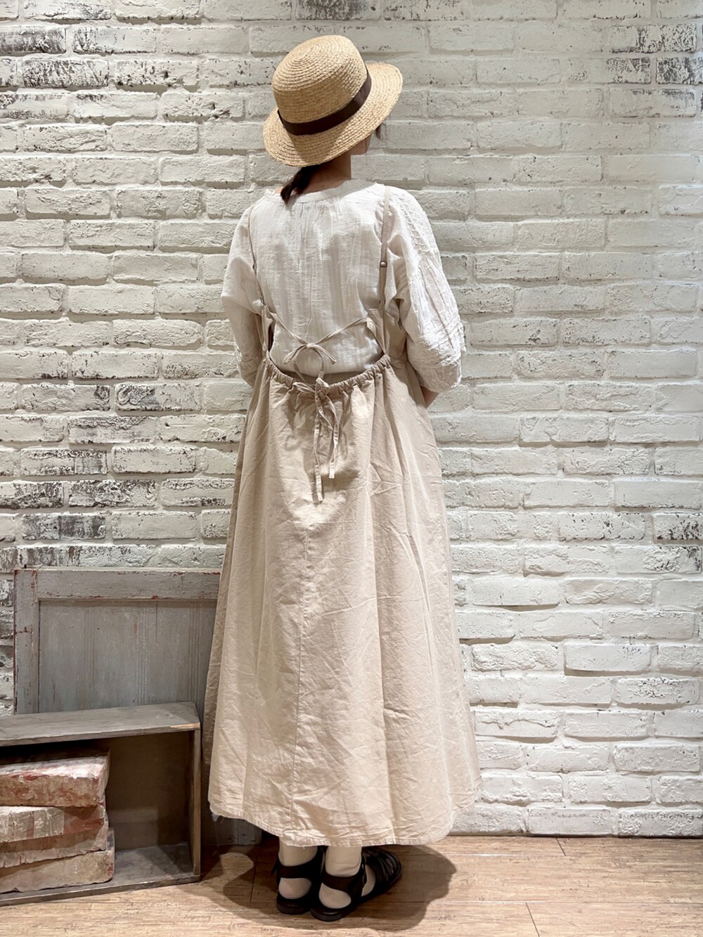 ホワイト系のタンクトップ、ホワイト系のシャツ/ブラウス、ベージュ系のハンドバッグを着用したレディースの夏コーディネートの4枚目の写真