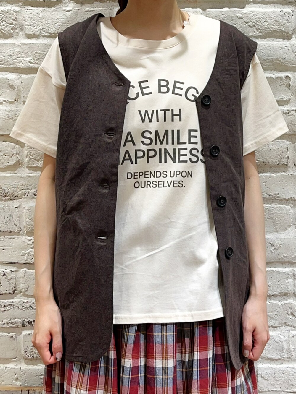「サマンサ モスモス(Samansa Mos2)、SM2、夏コーデ、ゆるコーデ、シンプルコーデ、カジュアルコーデ、トレンド、ベスト、ロゴT、Tシャツ、チェック、スカート、カンカン帽、サンダル、ごきげんウィーク」｜「Samansa Mos2のチェックロングスカート（スカート、レッド系）」を使った、いっしき🐻さん（レディース・163cm）の春コーディネートの2枚目の写真