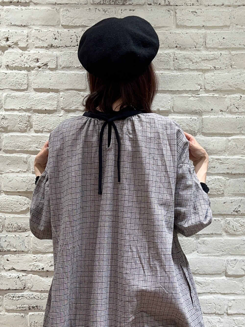 ブラック系のTシャツ/カットソー、ブラック系のワンピース、ブラック系のスカートを着用したレディースの冬コーディネートの4枚目の写真