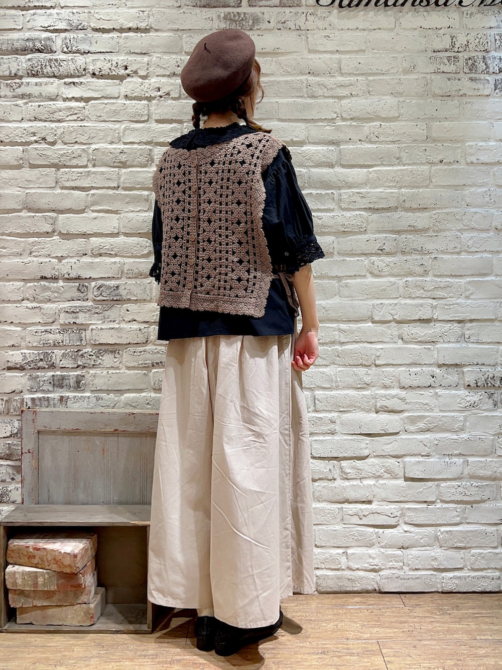 ブラウン系のベスト、ブラック系のシャツ/ブラウス、ホワイト系のその他パンツを着用したレディースの秋コーディネートの4枚目の写真