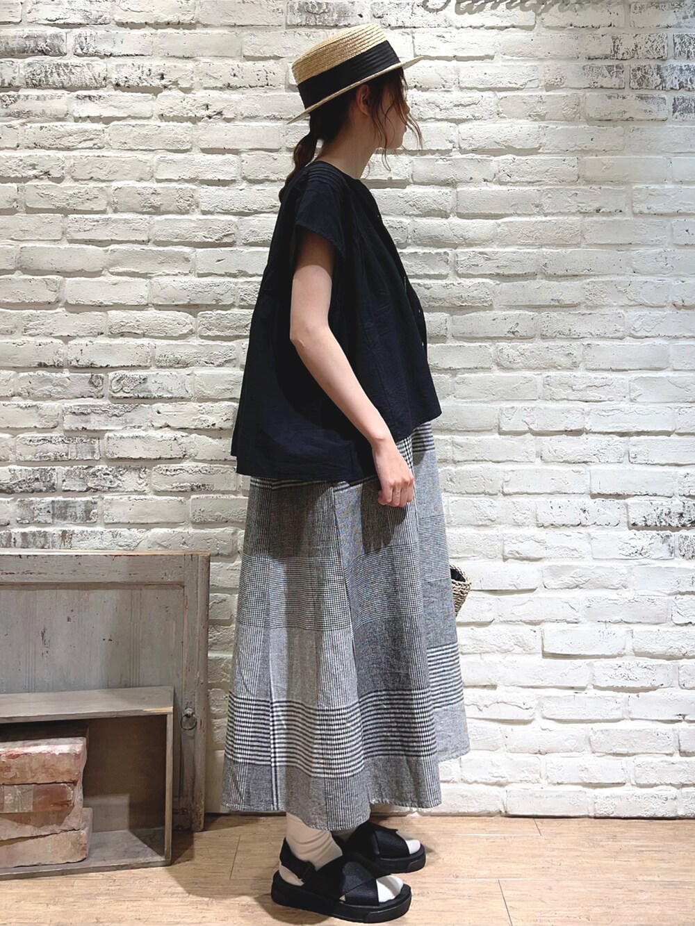 ブラック系のシャツ/ブラウス、ブラック系のワンピース、ブラック系のかごバッグを着用したレディースの夏コーディネートの3枚目の写真