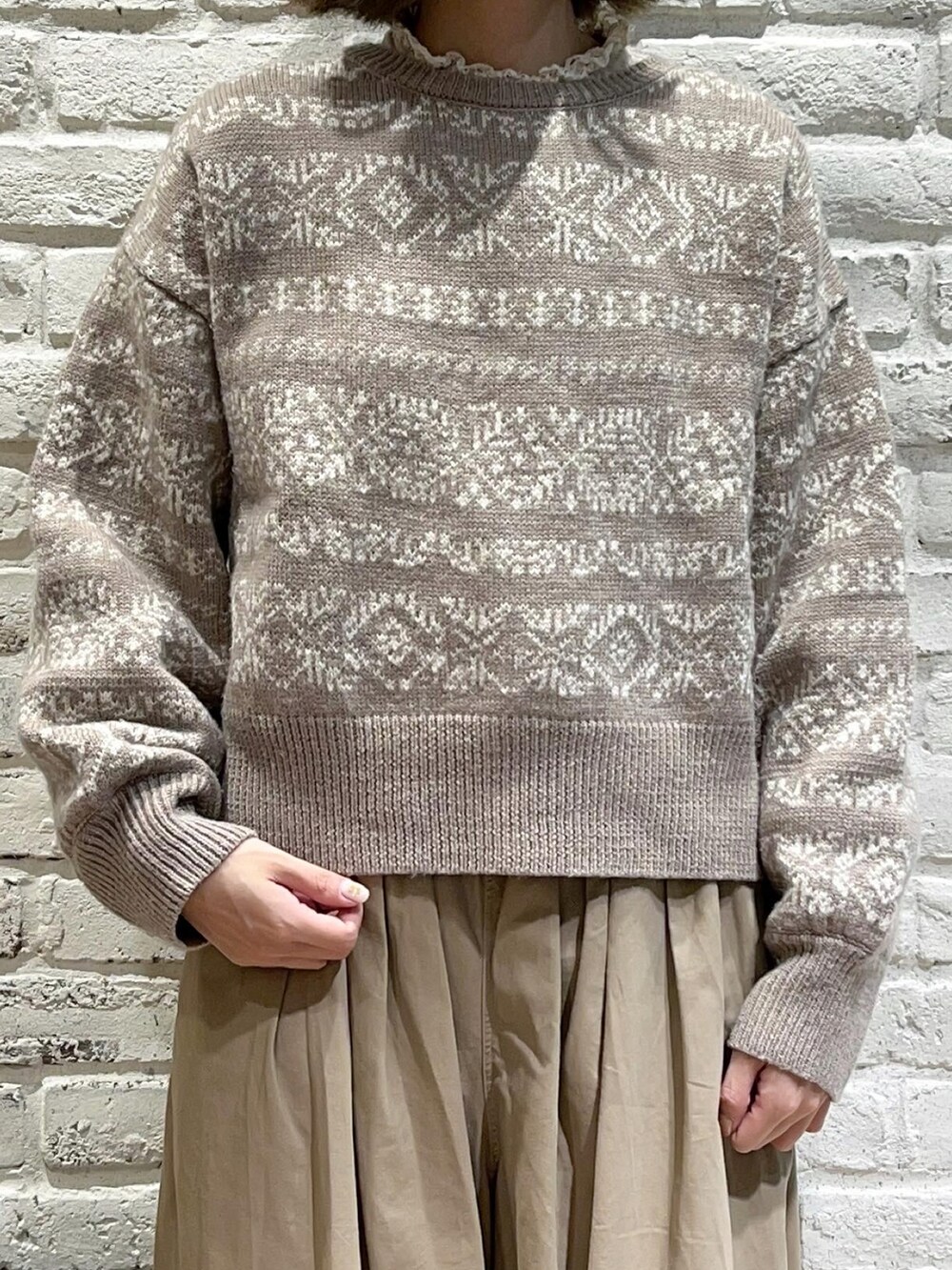 ホワイト系のシャツ/ブラウス、ベージュ系のニット/セーター、ベージュ系のその他パンツを着用したレディースの秋コーディネートの2枚目の写真