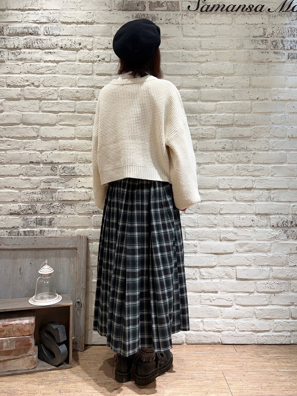 ホワイト系のシャツ/ブラウス、グリーン系のワンピース、グリーン系のスカートを着用したレディースの冬コーディネートの4枚目の写真