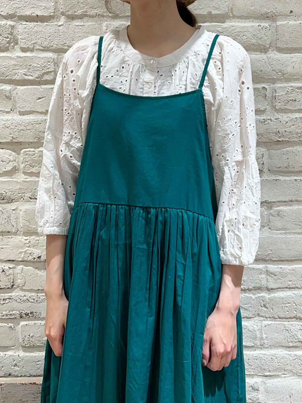 ホワイト系のタンクトップ、ホワイト系のシャツ/ブラウス、ホワイト系のハンドバッグを着用したレディースの秋コーディネートの2枚目の写真