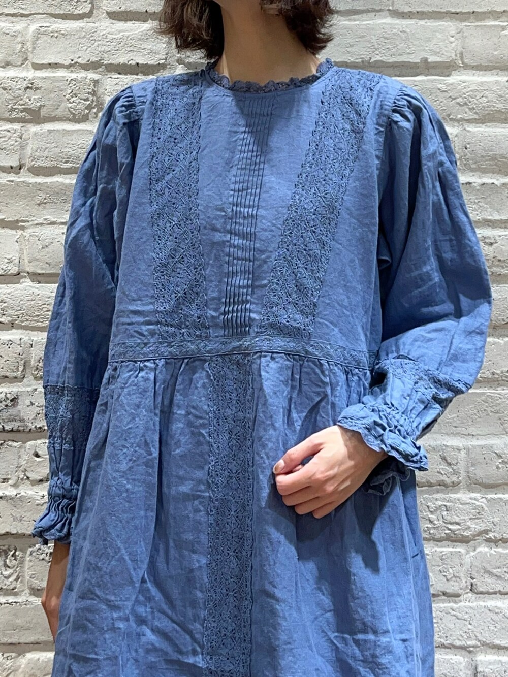 ブルー系のワンピース、ホワイト系のスカート、ブラック系のシューズを着用したレディースの冬コーディネートの2枚目の写真