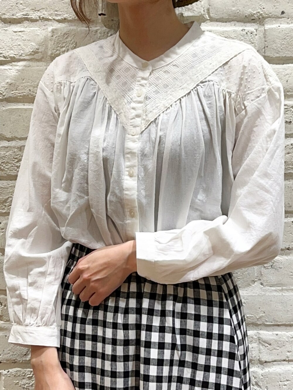 ホワイト系のシャツ/ブラウス、ベージュ系のその他アウター、グレー系のTシャツ/カットソーを着用したレディースの春コーディネートの4枚目の写真