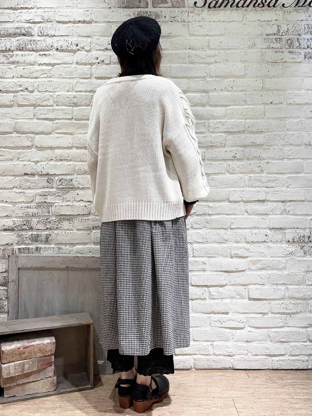 ブラック系のシャツ/ブラウス、ホワイト系のカーディガン/ボレロ、ブラック系のドレスシューズを着用したレディースの冬コーディネートの4枚目の写真