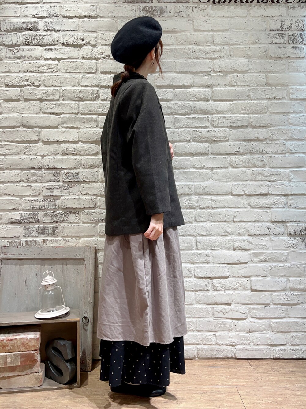 ブラック系のTシャツ/カットソー、グレー系のノーカラージャケット、ベージュ系のワンピースを着用したレディースの秋コーディネートの3枚目の写真