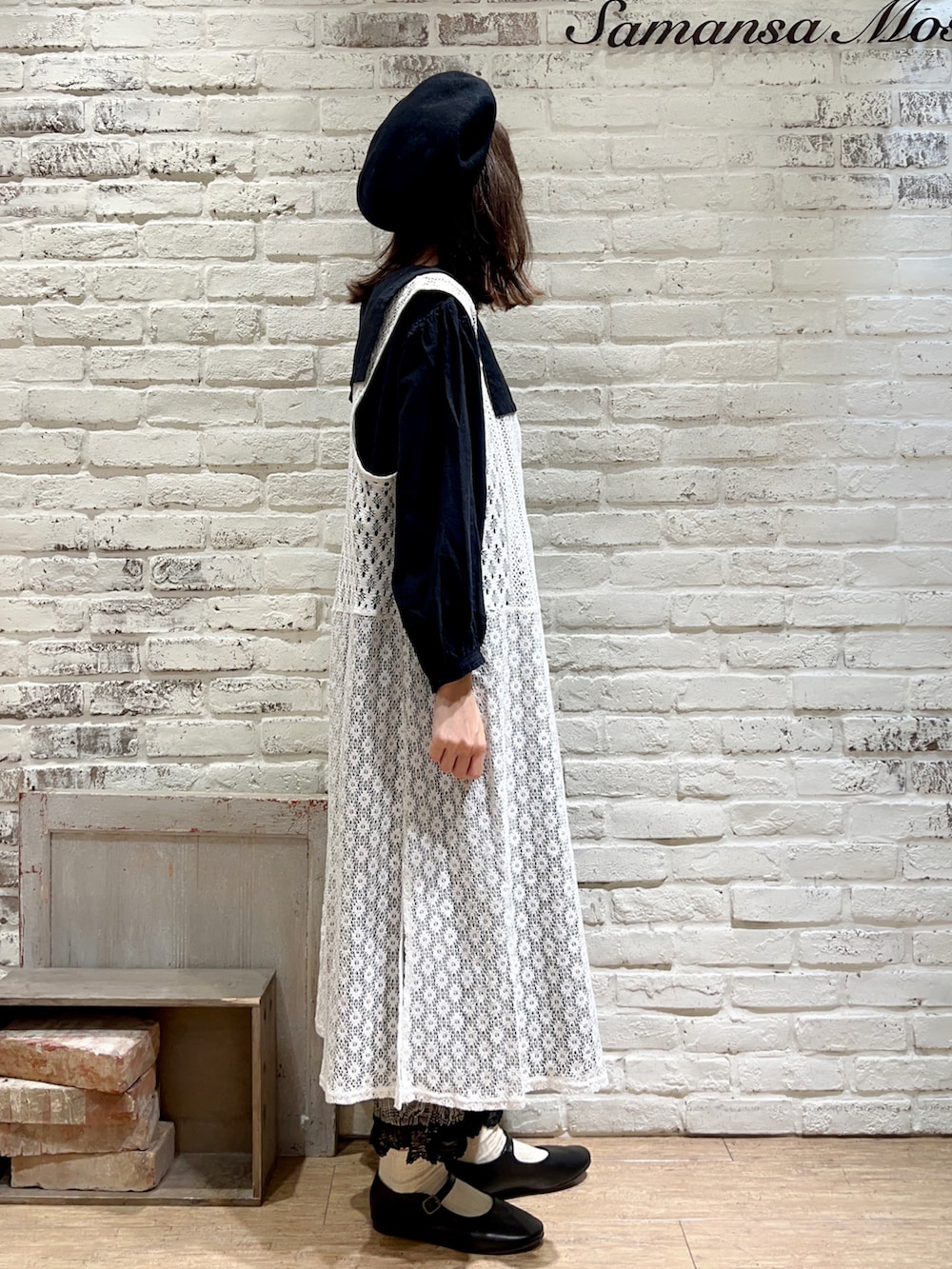 ホワイト系のワンピース、グレー系のその他パンツ、ブラック系のドレスシューズを着用したレディースの秋コーディネートの3枚目の写真