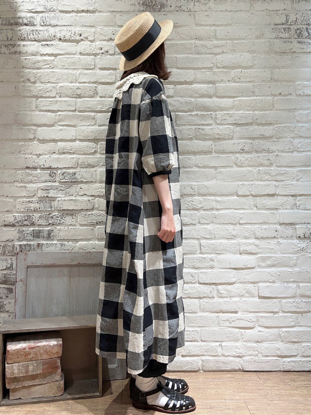 ブラック系のワンピース、ホワイト系のタンクトップ、ブラック系のその他パンツを着用したレディースの春コーディネートの3枚目の写真