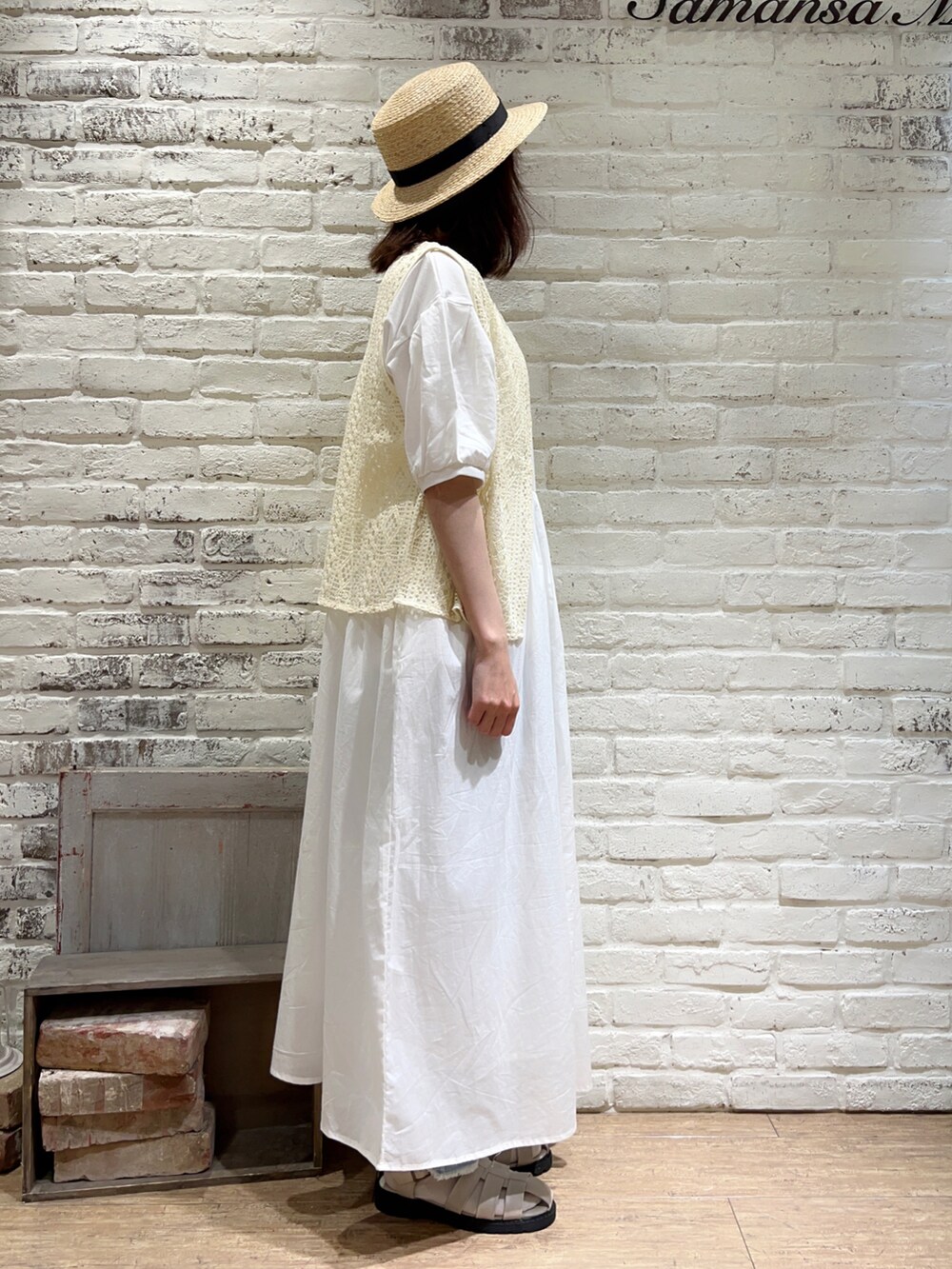 ホワイト系のTシャツ/カットソー、ホワイト系のワンピース、ホワイト系のハンドバッグを着用したレディースの秋コーディネートの3枚目の写真