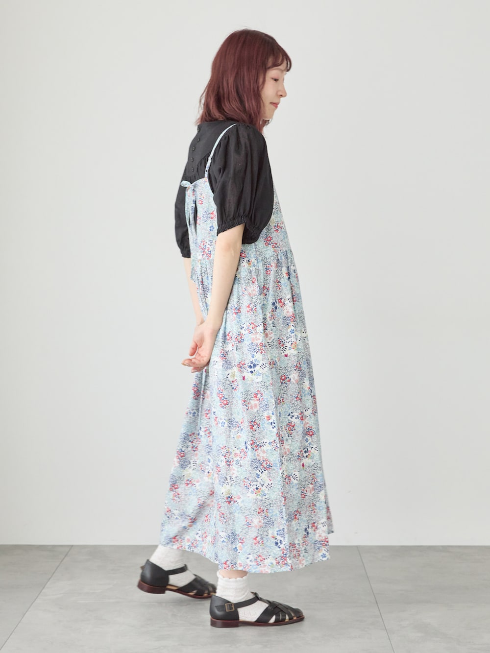 「サマンサ モスモス(Samansa Mos2)、Samansa Mos2、SM2、TSUHARU by Samansa Mos2、夏コーデ、ゆるコーデ、刺繍、パフスリーブ、キャミワンピース、キャミワンピ、ワンピース、花柄ワンピース、リバティ、LIBERTY、メッシュサンダル」|「TSUHARU by Samansa Mos2の麻綿メッシュリボン刺繍ブラウス(シャツ/ブラウス、ブラック系)」を使った、いっしき🐻さん(レディース・164cm)の春コーディネートの3枚目の写真