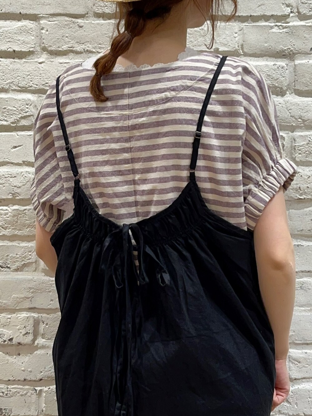 ホワイト系のTシャツ/カットソー、パープル系のシャツ/ブラウス、ブラック系のショルダーバッグを着用したレディースの夏コーディネートの4枚目の写真