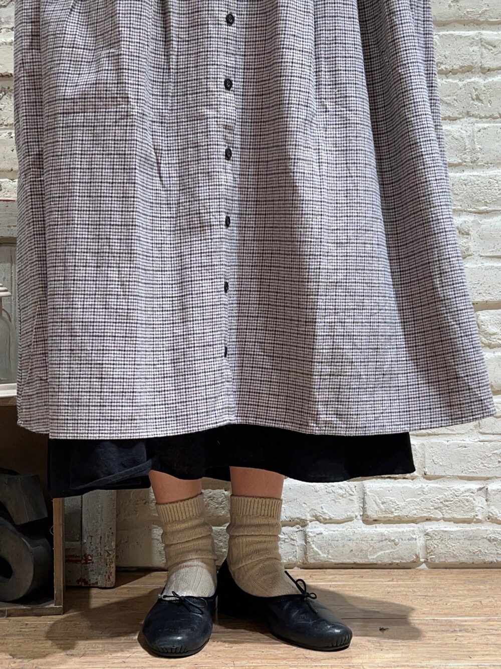 ブラック系のTシャツ/カットソー、ブラック系のワンピース、ブラック系のスカートを着用したレディースの冬コーディネートの5枚目の写真