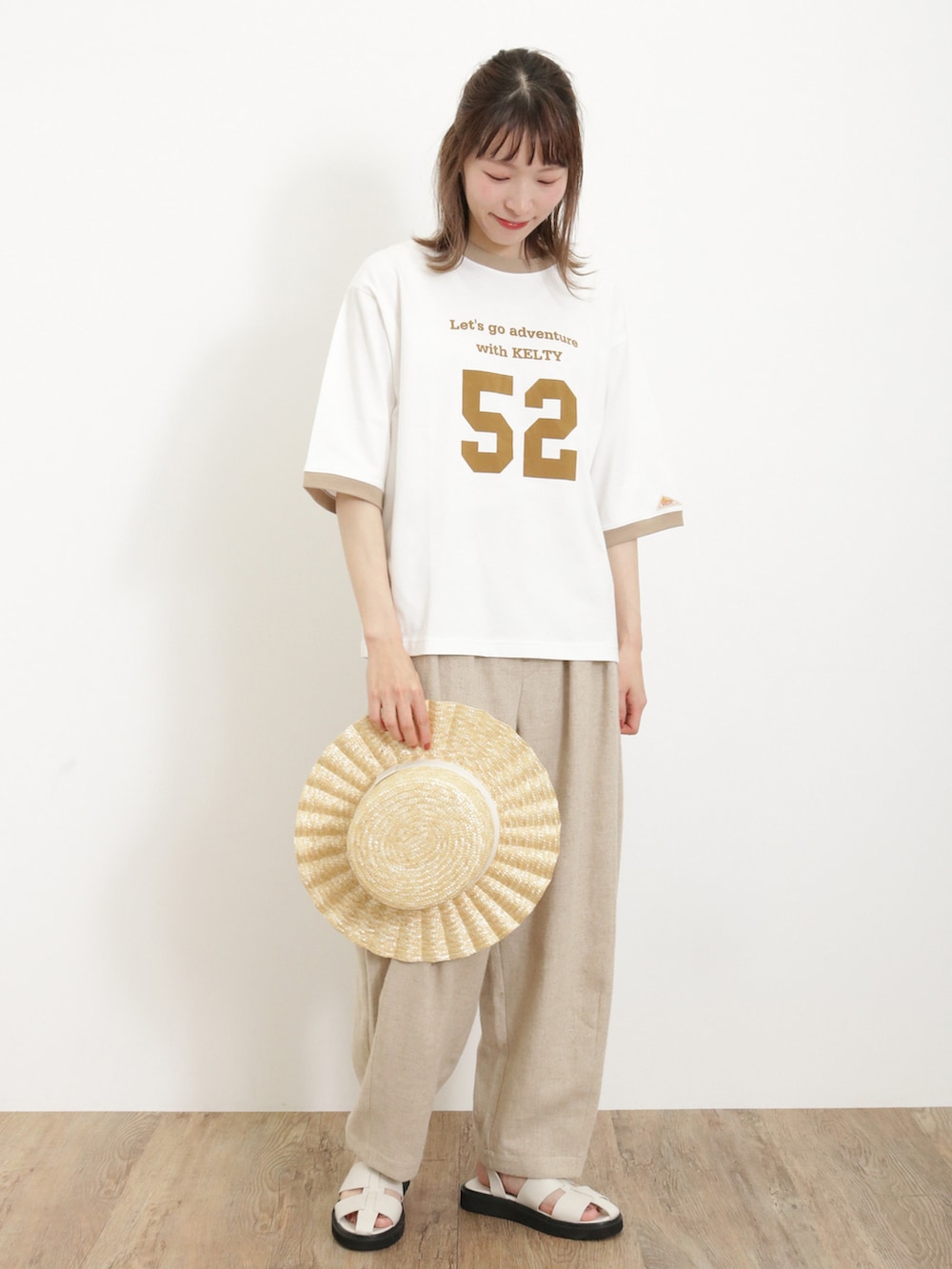 「サマンサ モスモス(Samansa Mos2)、Samansa Mos2、SM2、夏コーデ、ゆるコーデ、ワントーンコーデ、ベージュコーデ、淡色コーデ、カジュアルコーデ、ボーイッシュ、チュニック、ロゴT、リンガーTシャツ、KELTY、ワイドパンツ」｜「Samansa Mos2の【UVカット/消臭効果】なみなみカンカン帽（ハット、ホワイト系）」を使った、いっしき🐻さん（レディース・164cm）の春コーディネートの2枚目の写真