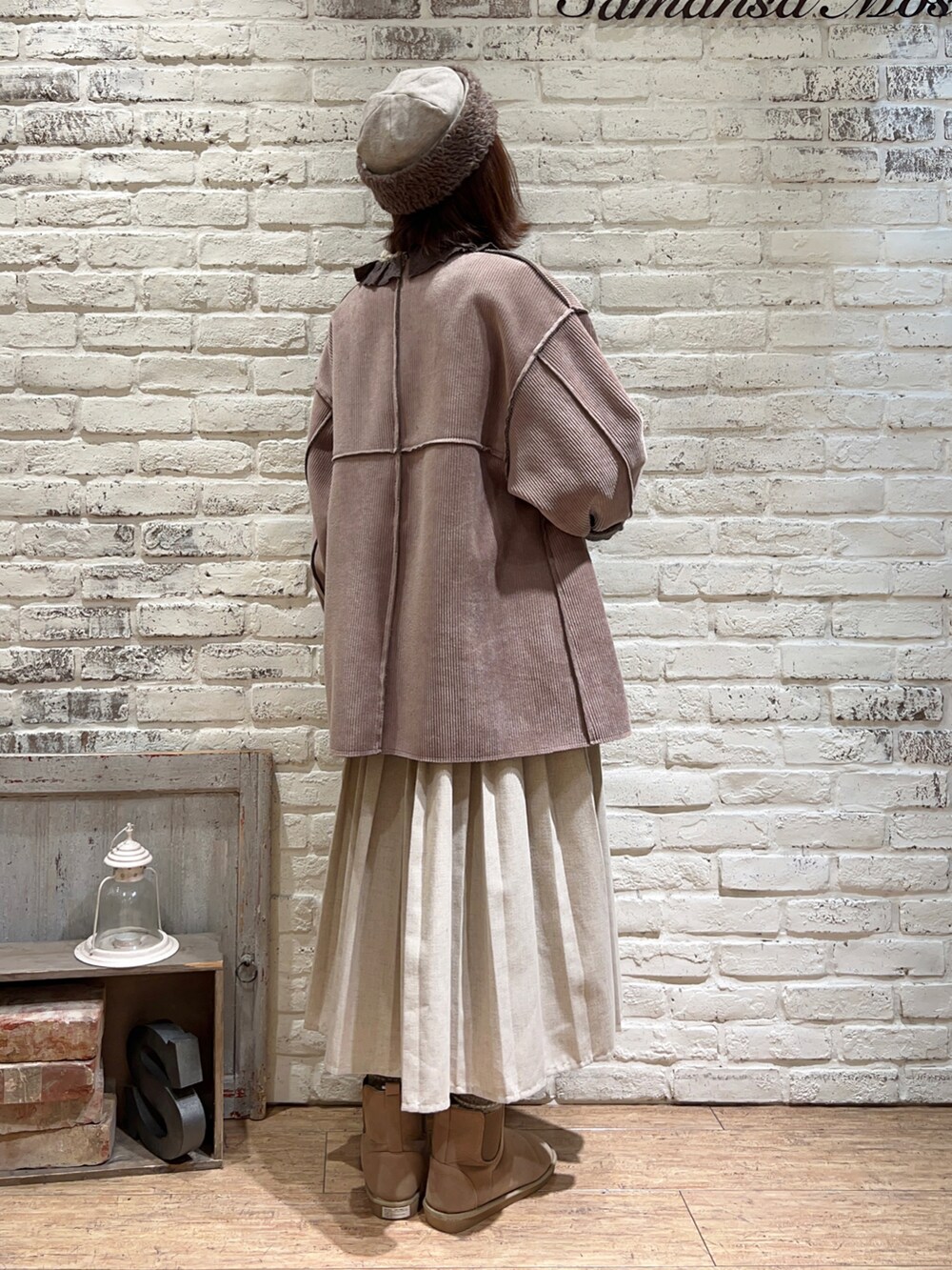 ホワイト系のニット/セーター、グレー系のシャツ/ブラウス、ブラウン系のその他アウターを着用したレディースの冬コーディネートの5枚目の写真