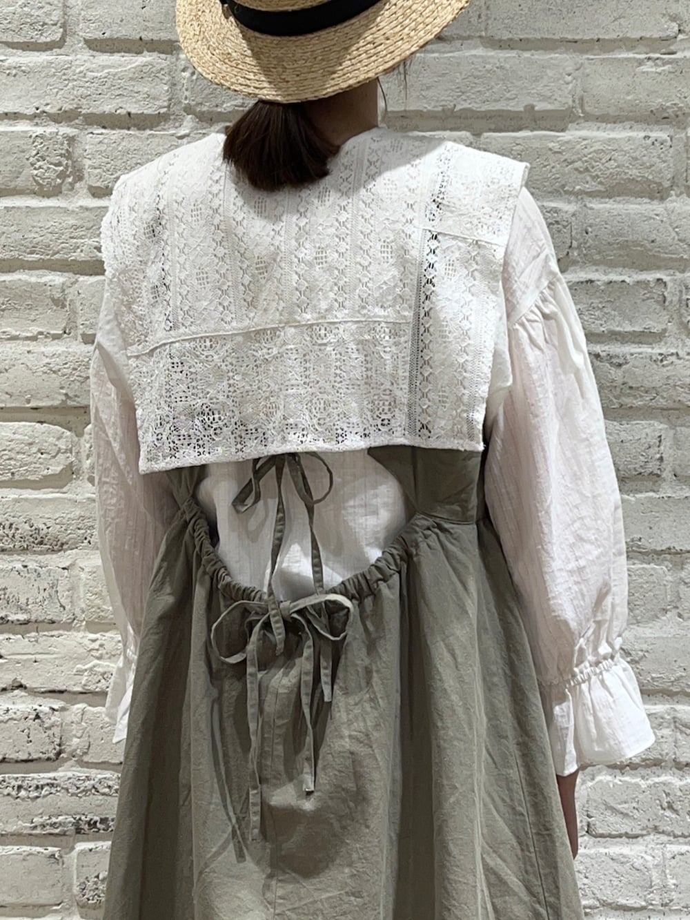 ホワイト系のシャツ/ブラウス、グリーン系のワンピース、ブラック系のハンドバッグを着用したレディースの夏コーディネートの4枚目の写真