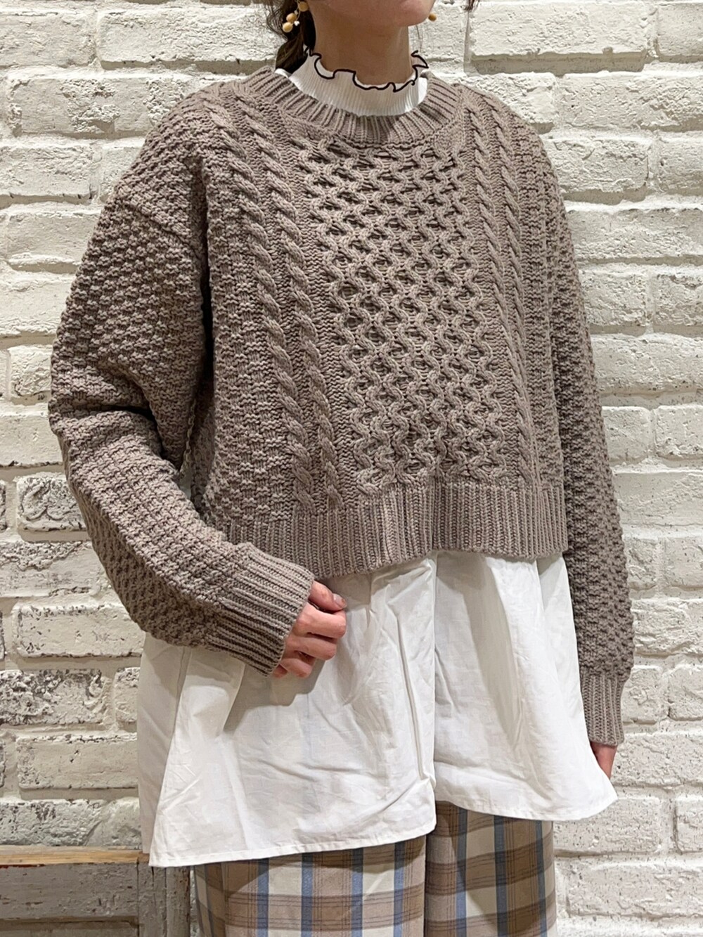 ホワイト系のTシャツ/カットソー、ブラウン系のニット/セーター、ホワイト系のその他パンツを着用したレディースの冬コーディネートの2枚目の写真