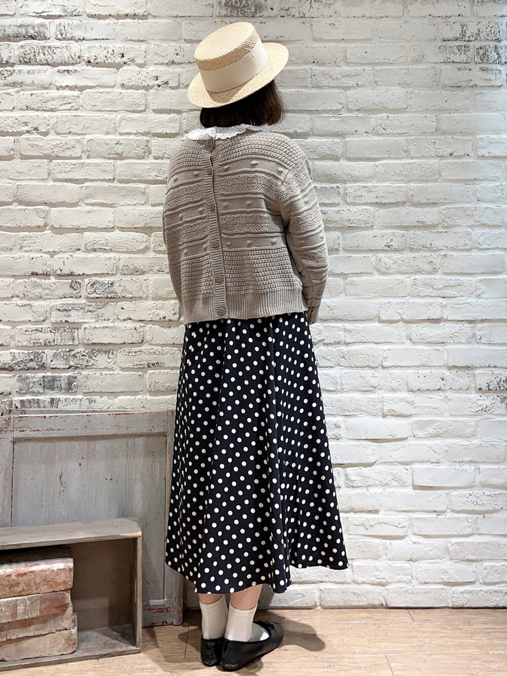 ベージュ系のニット/セーター、ホワイト系のシャツ/ブラウス、ブラック系のスカートを着用したレディースの冬コーディネートの4枚目の写真