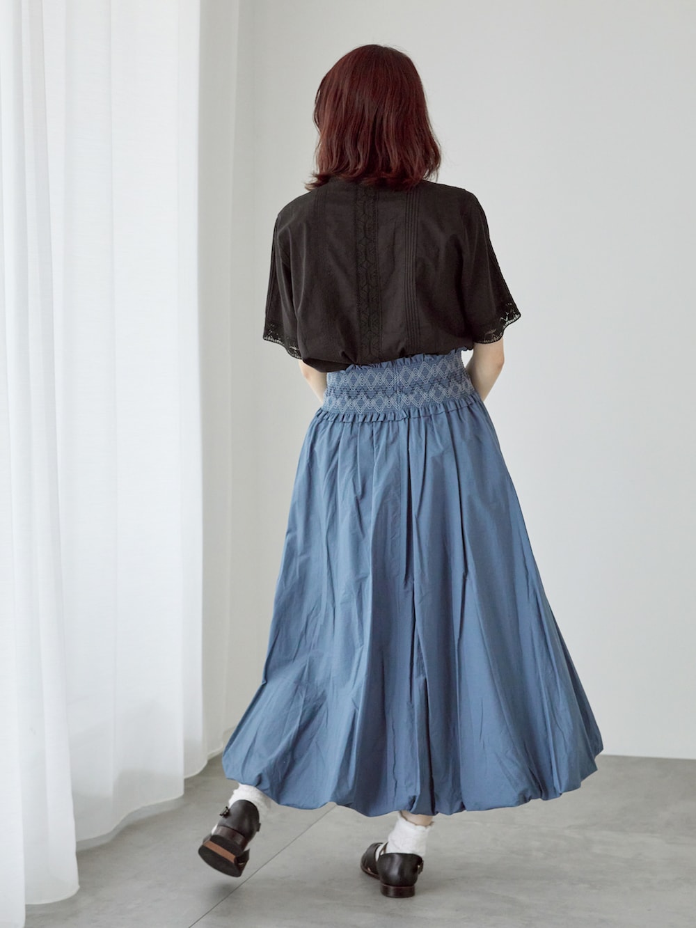 「サマンサ モスモス(Samansa Mos2)、Samansa Mos2、SM2、TSUHARU by Samansa Mos2、夏コーデ、ゆるコーデ、レース、バルーンスカート、刺繍、サンダル、サンダルに靴下、メッシュサンダル、ブルー」|「TSUHARU by Samansa Mos2のリバーレーススタンド襟ブラウス(シャツ/ブラウス、ブラック系)」を使った、いっしき🐻さん(レディース・164cm)の春コーディネートの3枚目の写真