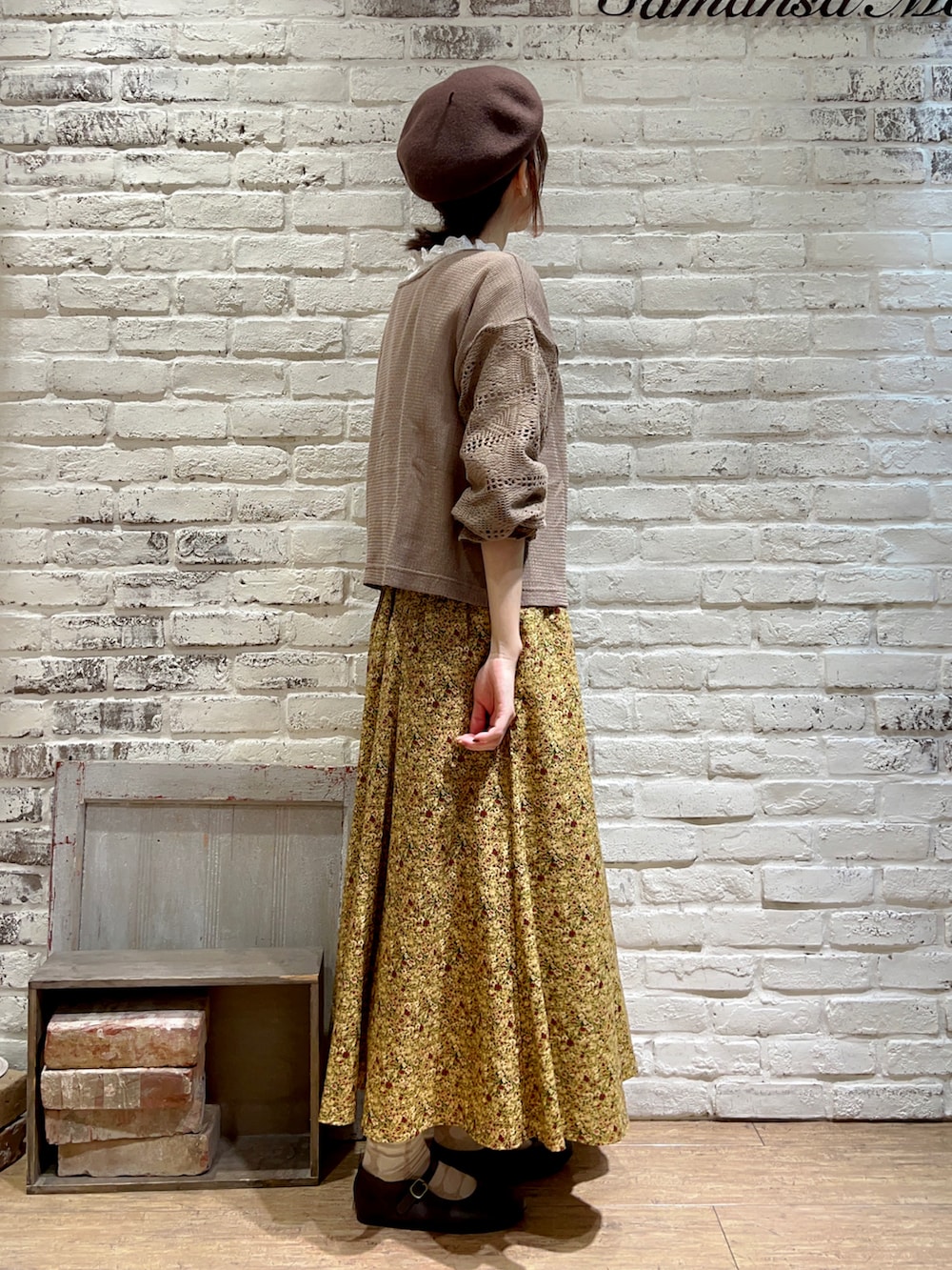 ホワイト系のシャツ/ブラウス、ブラウン系のシャツ/ブラウス、オレンジ系のスカートを着用したレディースの秋コーディネートの3枚目の写真