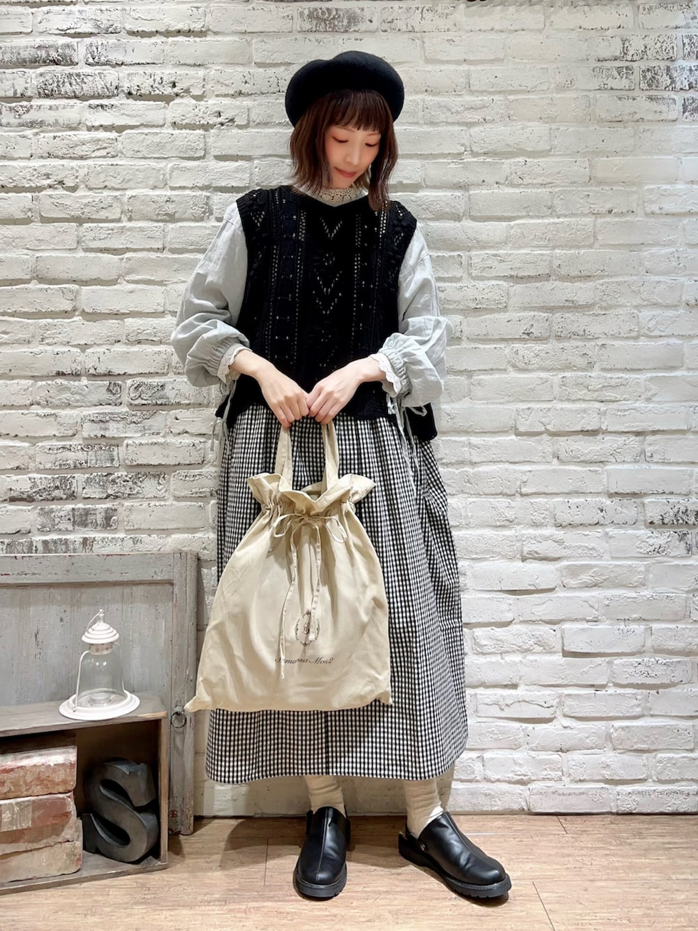 ホワイト系のTシャツ/カットソー、グリーン系のチュニック、ブラック系のカーディガン/ボレロを着用したレディースの冬コーディネートの4枚目の写真