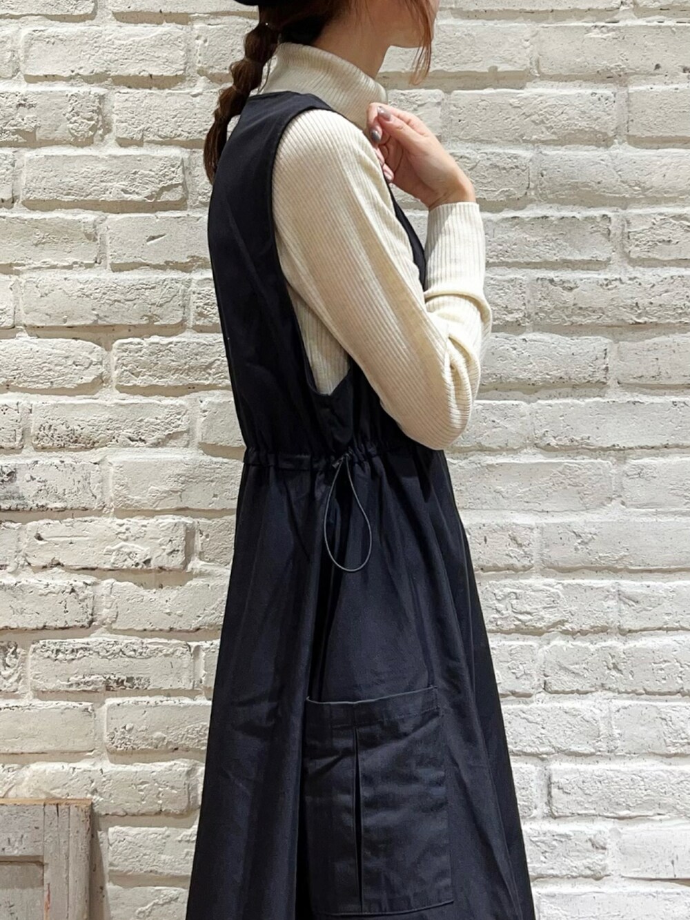 ベージュ系のブルゾン、ブラック系のワンピース、ブラック系のブーツを着用したレディースの冬コーディネートの4枚目の写真