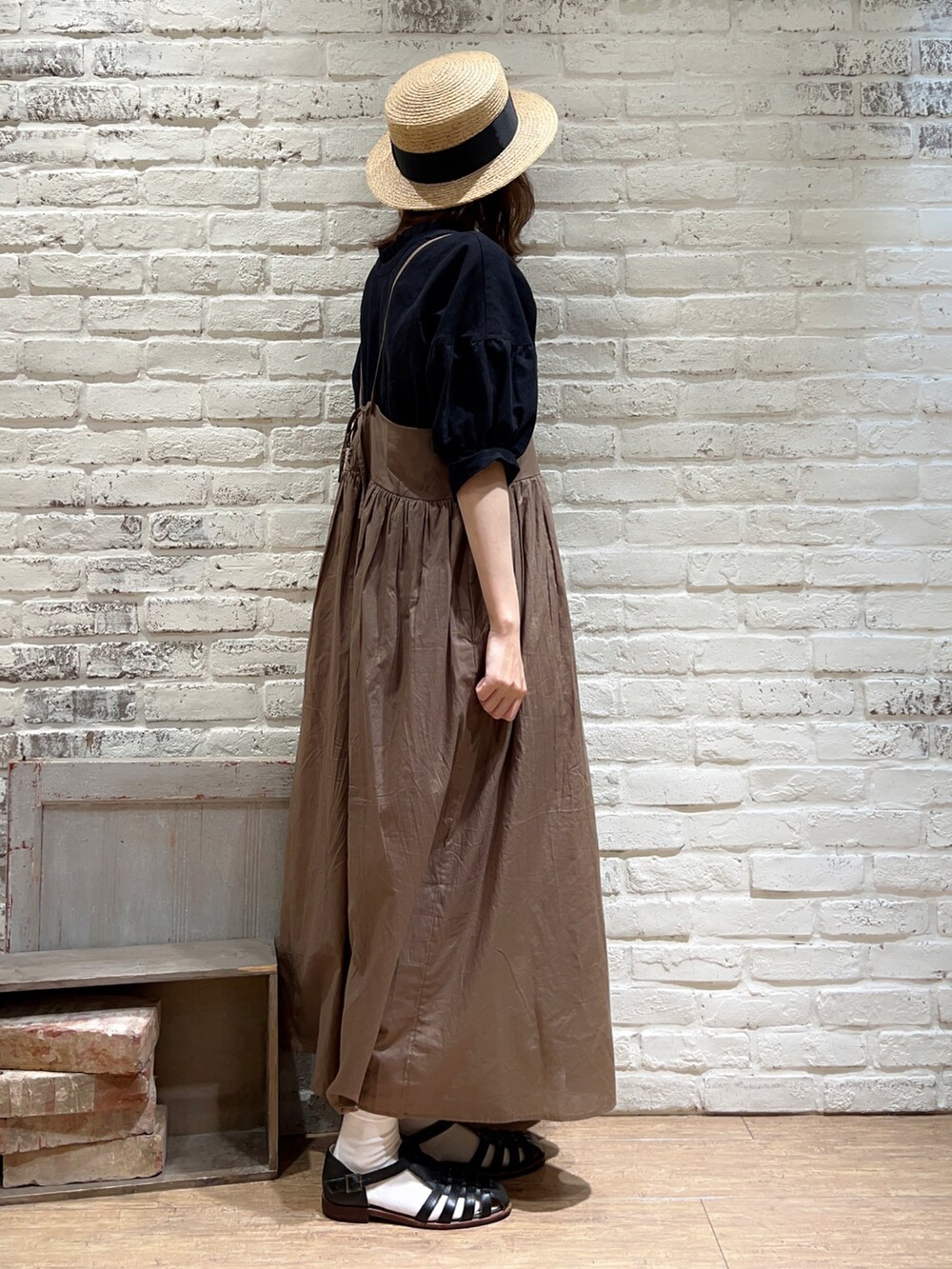 ホワイト系のタンクトップ、ブラック系のチュニック、ブラウン系のワンピースを着用したレディースの夏コーディネートの3枚目の写真