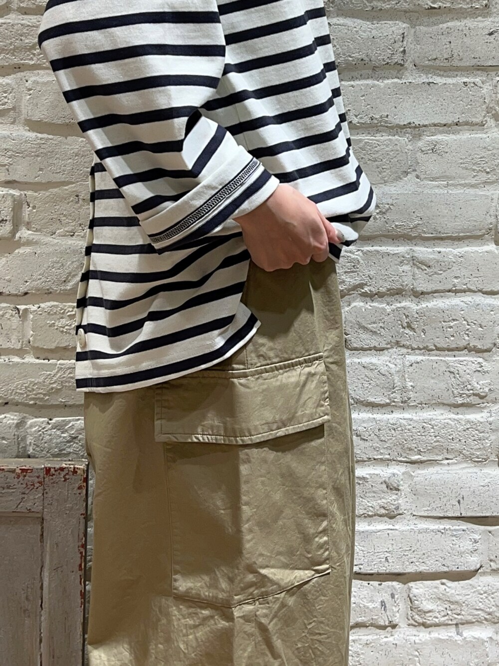 「SM2、Samansa Mos2、サマンサ モスモス(Samansa Mos2)、春コーデ、ゆるコーデ、カジュアルコーデ、ステンカラーコート、春アウター、ボーダー、ボーダートップス、カーゴパンツ、ワイドパンツ、トーク帽、トートバッグ、グルカサンダル」|「Samansa Mos2のリボンテープ付トーク帽(ハット、ベージュ系)」を使った、いっしき🐻さん(レディース・163cm)の春コーディネートの4枚目の写真