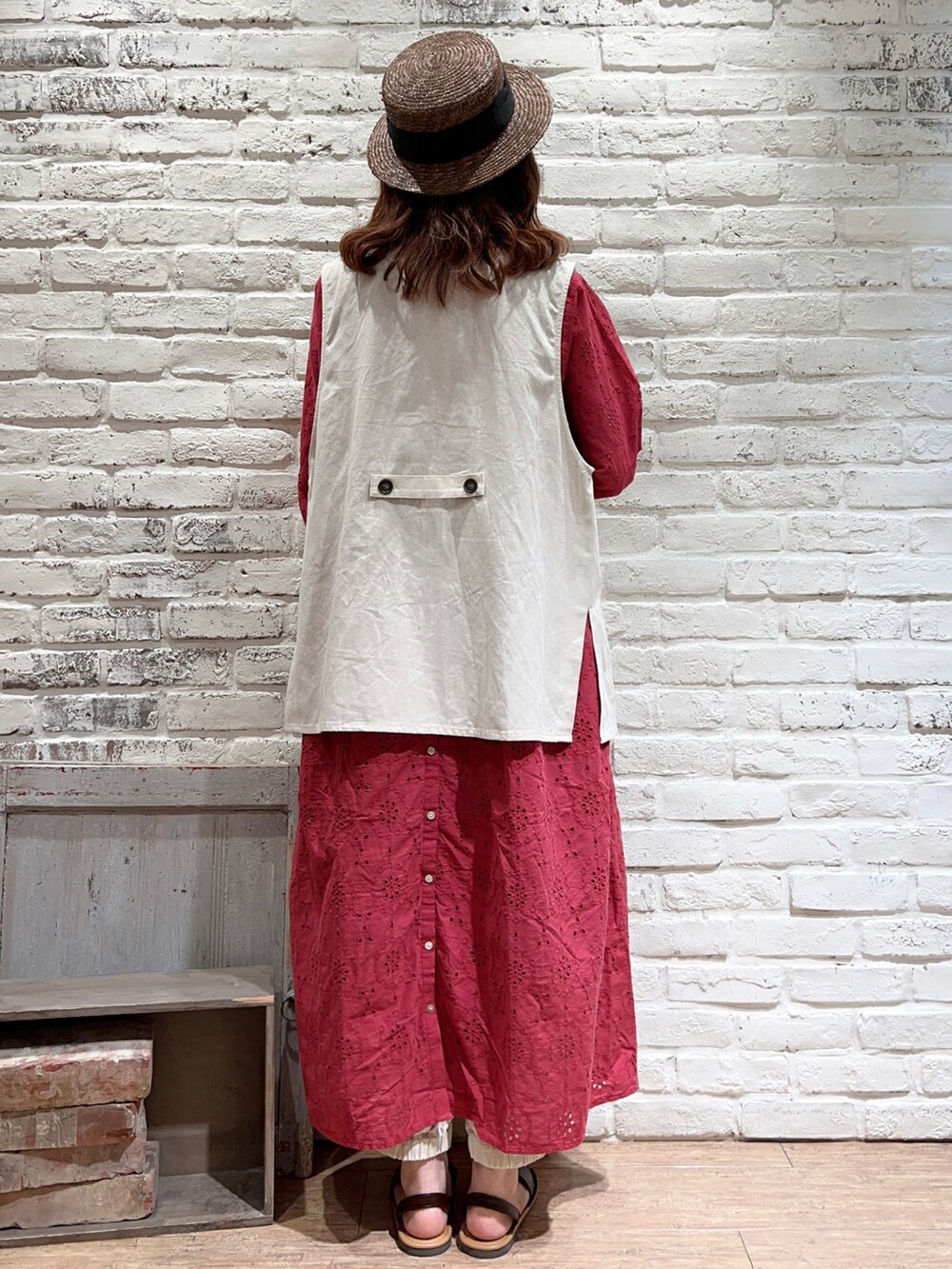 ホワイト系のTシャツ/カットソー、ホワイト系のベスト、ピンク系のワンピースを着用したレディースの春コーディネートの4枚目の写真