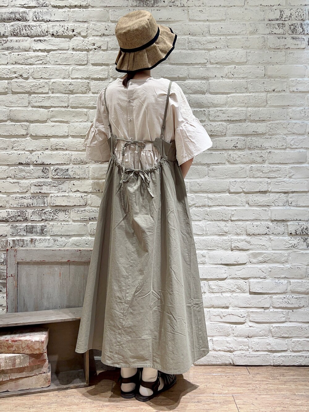 ホワイト系のタンクトップ、ホワイト系のワンピース、ベージュ系のハンドバッグを着用したレディースの夏コーディネートの4枚目の写真