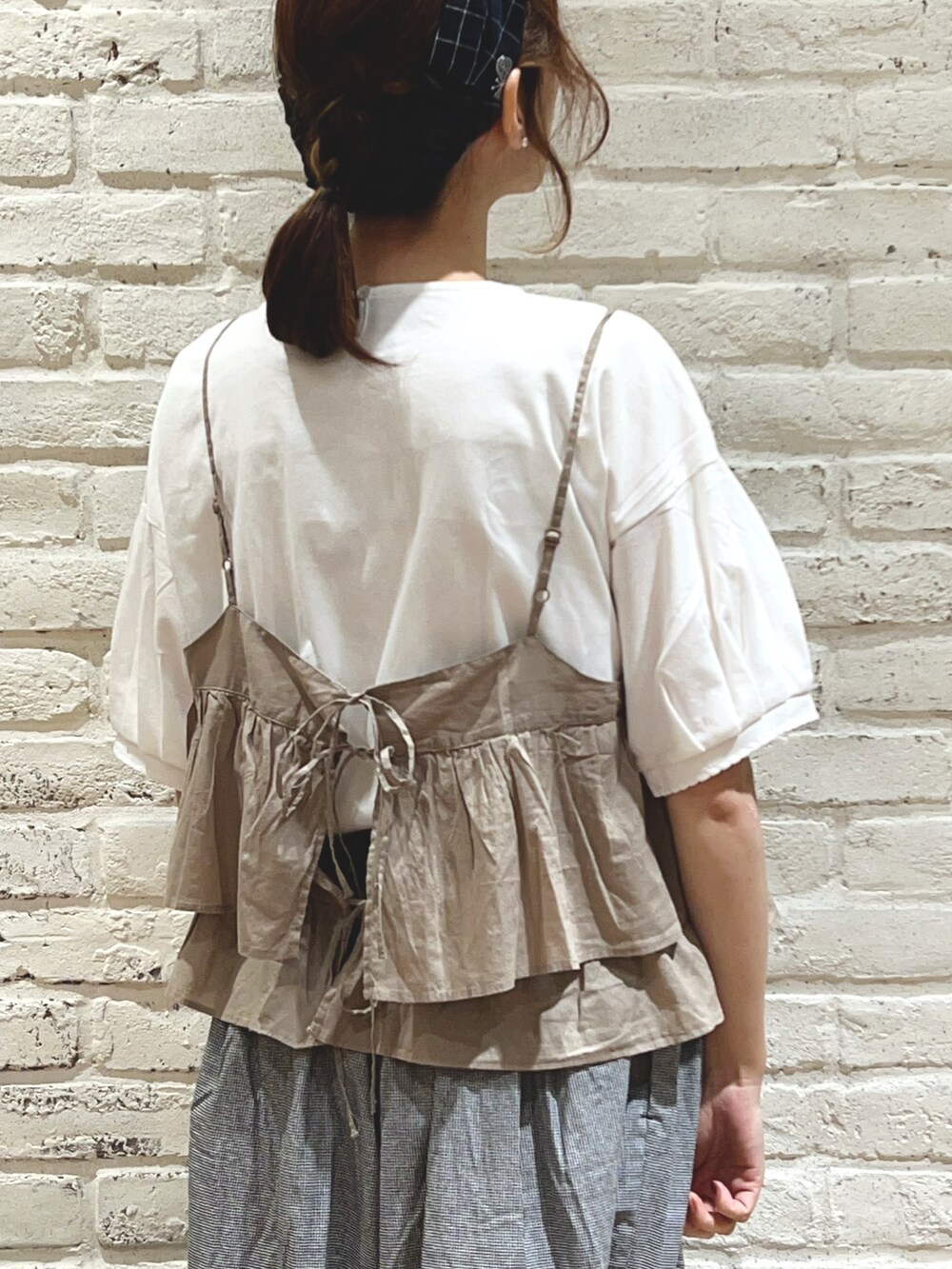 ホワイト系のTシャツ/カットソー、ベージュ系のシャツ/ブラウス、グレー系のハンドバッグを着用したレディースの秋コーディネートの4枚目の写真