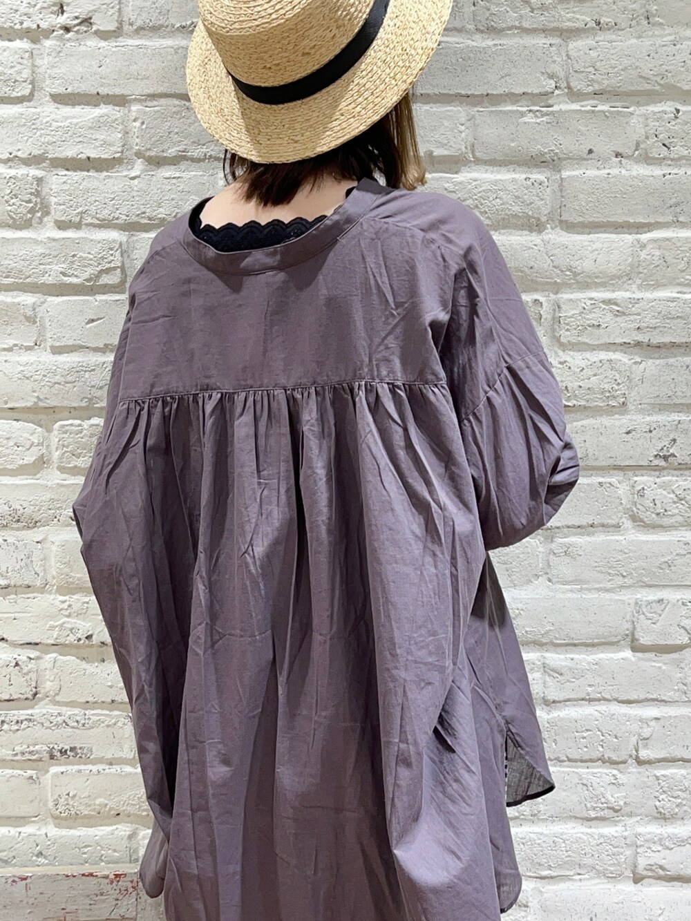 ブラック系のタンクトップ、グレー系のシャツ/ブラウス、ブラック系のハンドバッグを着用したレディースの春コーディネートの4枚目の写真