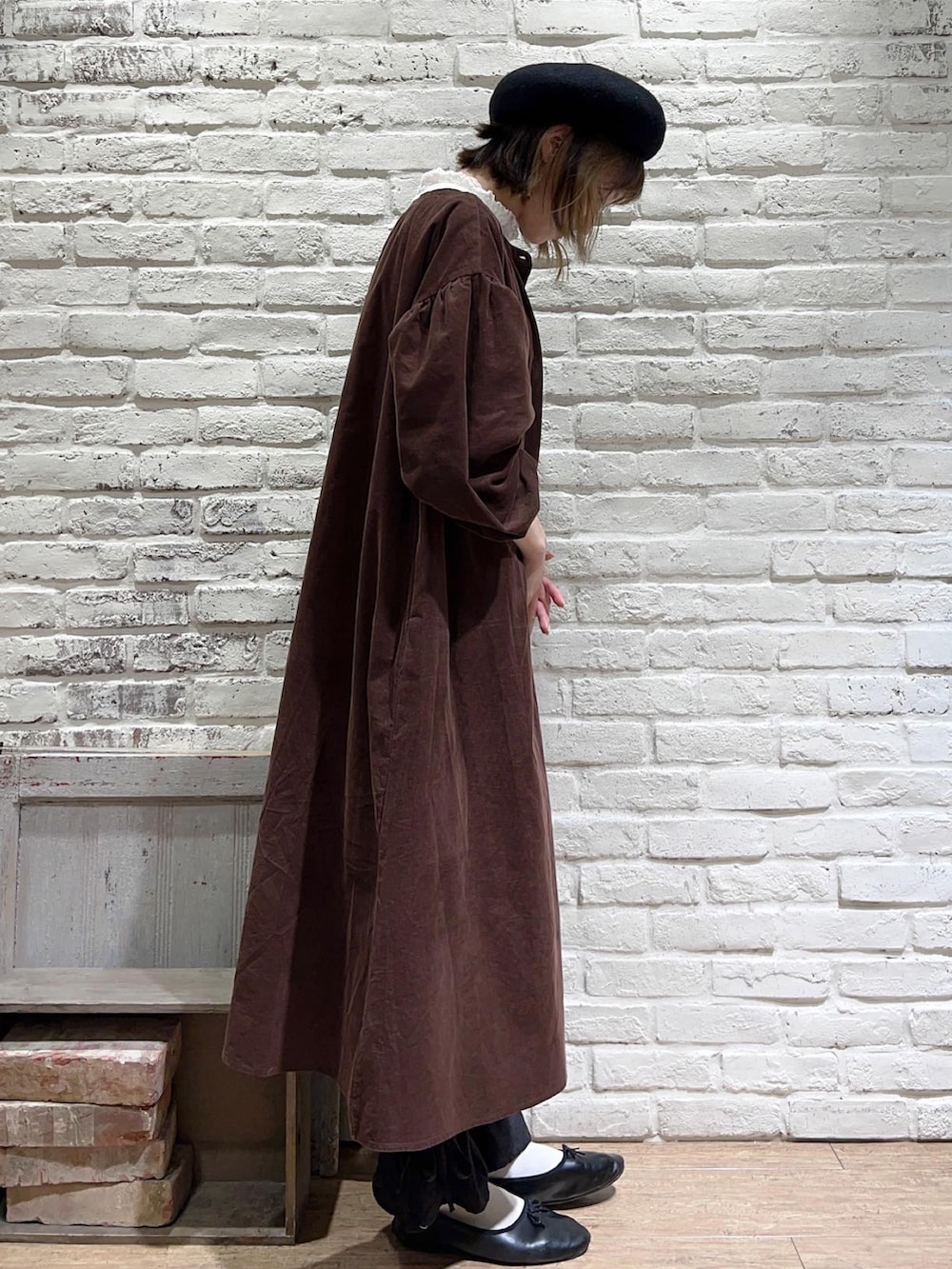 ホワイト系のシャツ/ブラウス、ブラウン系のワンピース、グレー系のその他パンツを着用したレディースの秋コーディネートの3枚目の写真