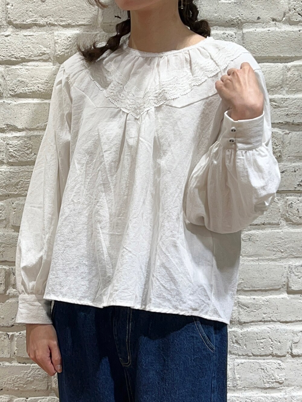 ホワイト系のTシャツ/カットソー、ホワイト系のシャツ/ブラウス、ブルー系のワンピースを着用したレディースの冬コーディネートの3枚目の写真