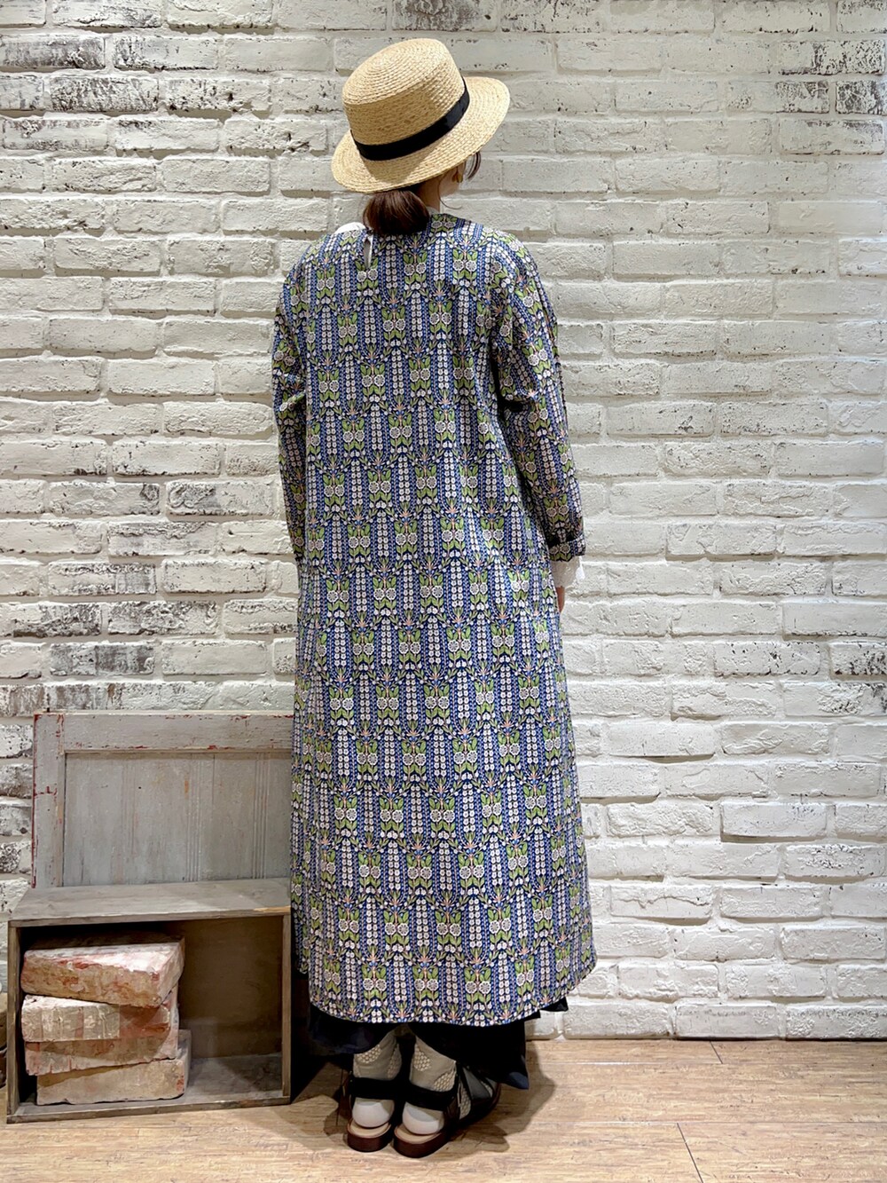 ホワイト系のシャツ/ブラウス、ブルー系のワンピース、ブラック系のスカートを着用したレディースの秋コーディネートの4枚目の写真