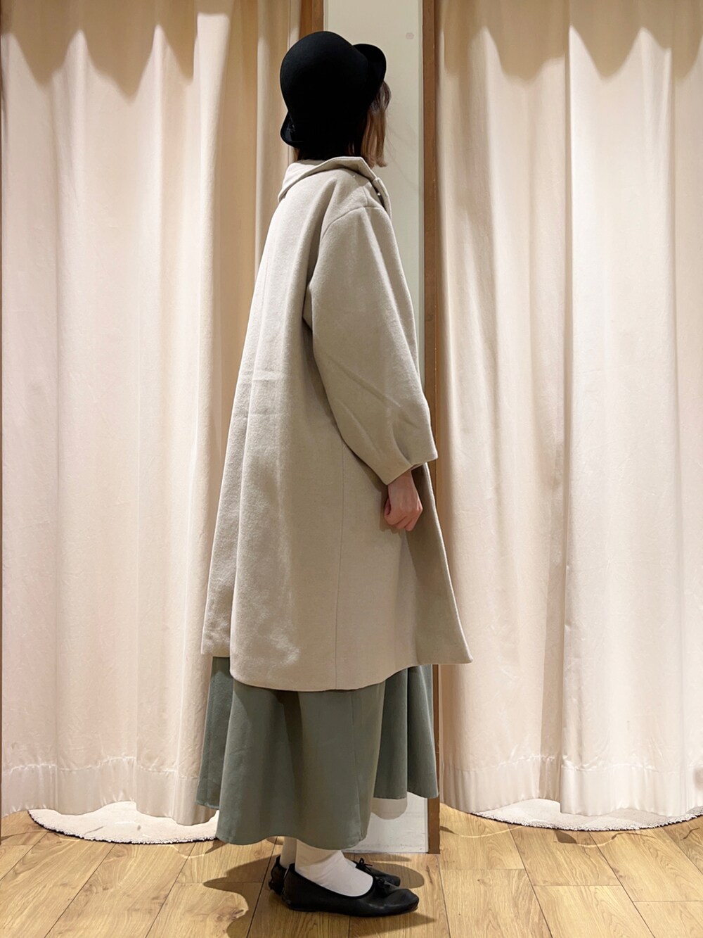 ホワイト系のTシャツ/カットソー、ホワイト系のその他アウター、ブラック系のシャツワンピースを着用したレディースの冬コーディネートの4枚目の写真