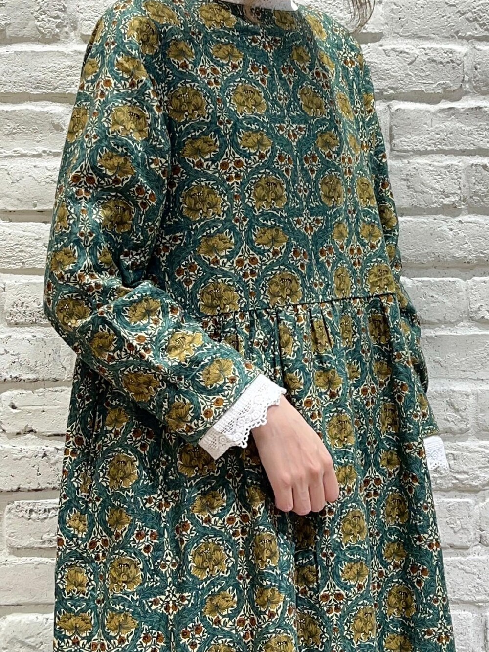 ホワイト系のTシャツ/カットソー、ベージュ系のニット/セーター、イエロー系のワンピースを着用したレディースの秋コーディネートの3枚目の写真