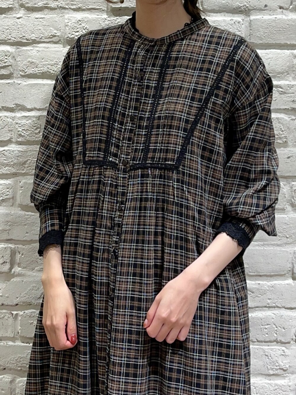 ブラック系のTシャツ/カットソー、ブラウン系のワンピース、ブラック系のスカートを着用したレディースの秋コーディネートの2枚目の写真