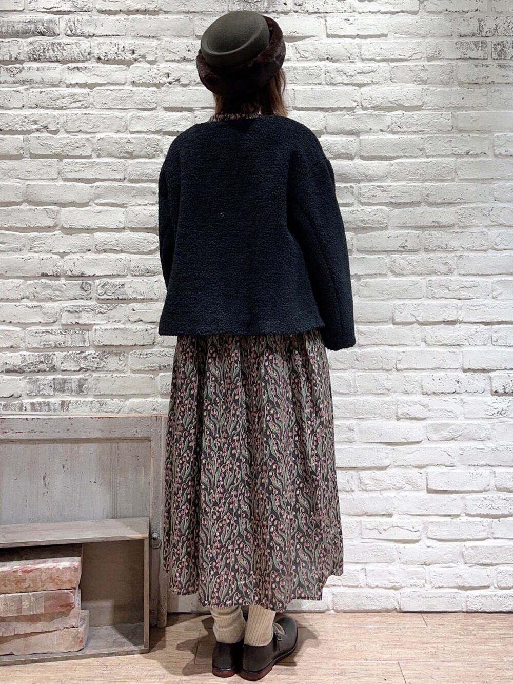 ブラック系のその他アウター、ブラック系のその他シューズ、ブラック系のワンピースを着用したレディースの秋コーディネートの5枚目の写真