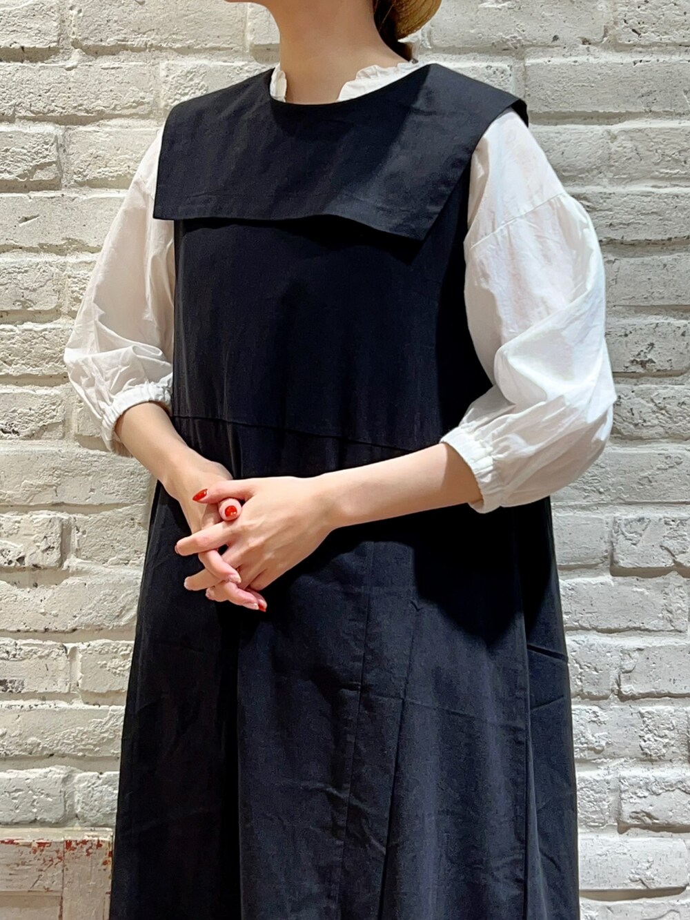 ホワイト系のシャツ/ブラウス、ブラック系のワンピース、ブラック系のハンドバッグを着用したレディースの夏コーディネートの2枚目の写真