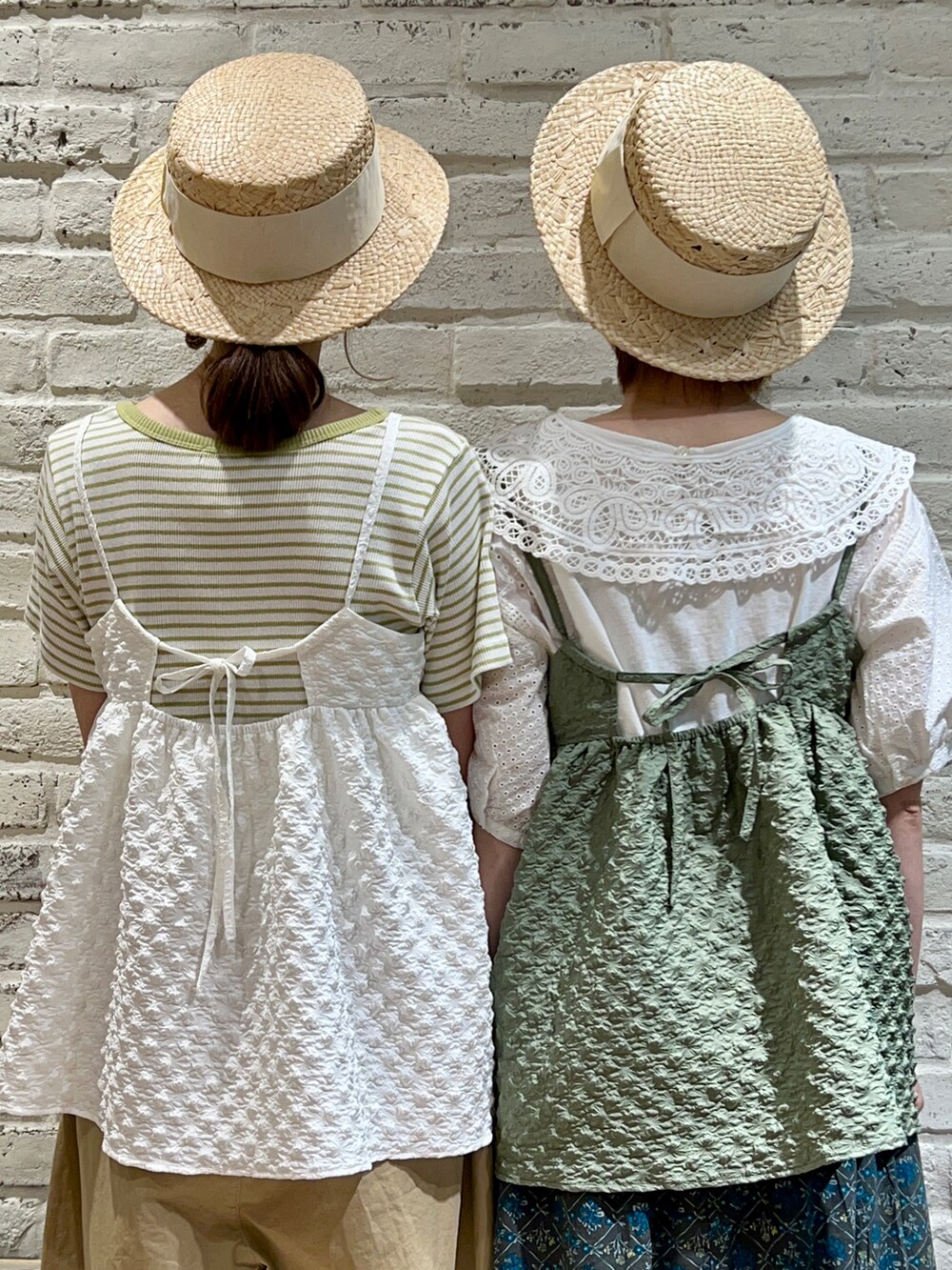 ホワイト系のTシャツ/カットソー、グリーン系のシャツ/ブラウス、グレー系のスカートを着用したレディースの夏コーディネートの2枚目の写真