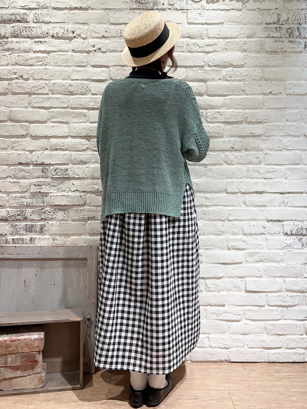 ブラック系のTシャツ/カットソー、ブラック系のシャツ/ブラウス、ブラック系のワンピースを着用したレディースの春コーディネートの5枚目の写真