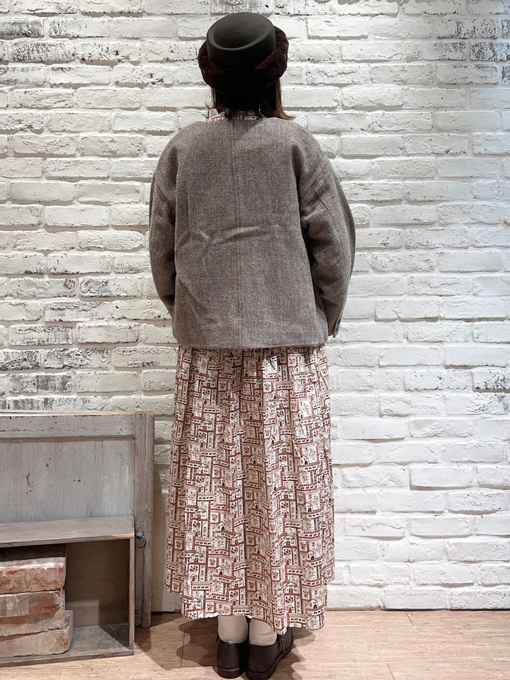 ホワイト系のシャツ/ブラウス、レッド系のシャツ/ブラウス、ベージュ系のノーカラーコートを着用したレディースの冬コーディネートの4枚目の写真