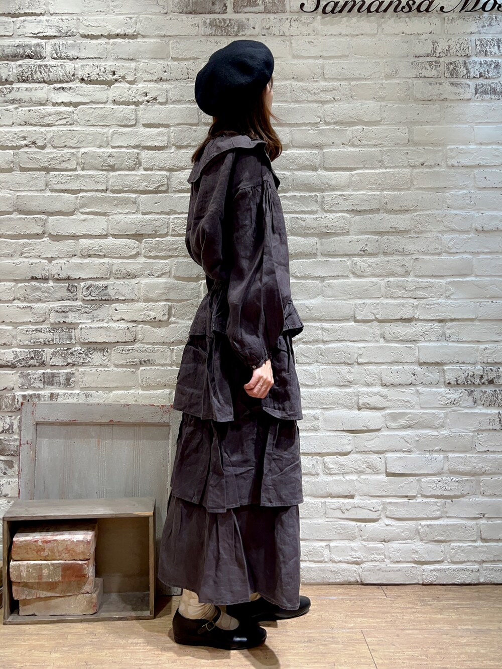 グレー系のシャツ/ブラウス、ブラック系のハンドバッグ、グレー系のスカートを着用したレディースの秋コーディネートの3枚目の写真