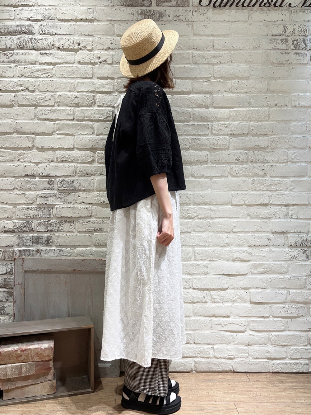 ホワイト系のタンクトップ、ブラック系のシャツ/ブラウス、ブラック系のハンドバッグを着用したレディースの夏コーディネートの3枚目の写真