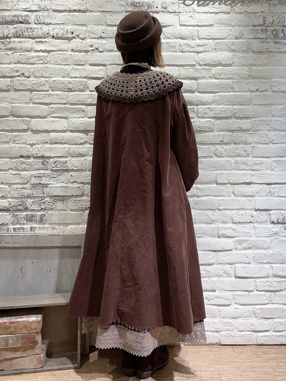 ホワイト系のニット/セーター、ブラック系のシャツ/ブラウス、ブラウン系のワンピースを着用したレディースの秋コーディネートの4枚目の写真