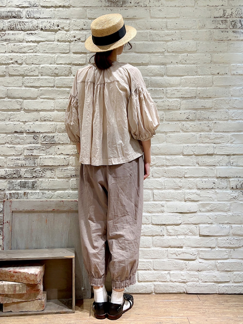 ホワイト系のタンクトップ、ピンク系のシャツ/ブラウス、ブラウン系のその他パンツを着用したレディースの夏コーディネートの4枚目の写真