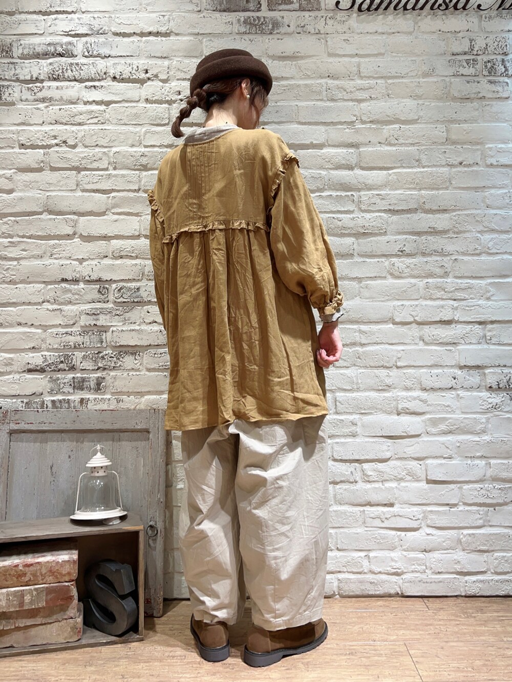 ベージュ系のTシャツ/カットソー、イエロー系のチュニック、ベージュ系のカーゴパンツを着用したレディースの冬コーディネートの4枚目の写真